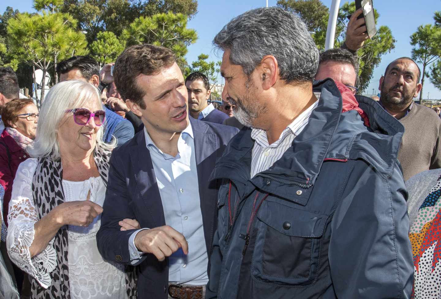 Juan José Cortés, padre de Mari Luz, junto a Pablo Casado en Málaga.