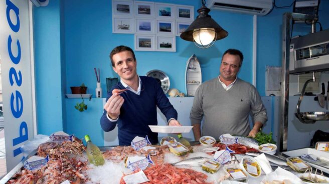 Pablo Casado muestra a cámara una quisquilla tras el mostrador de una pescadería. Pablo Casado enseña a cámara unas quisquillas durante una visita electoral a Motril.