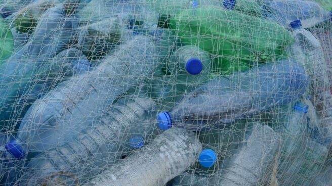 Las botellas de plástico PET acaban en el mar y se desintegran en forma de 'microplásticos'