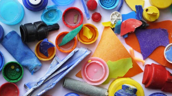 play-plastic-environment-color-blue-environmental-1402466-pxhere.com El plástico que no se recicla acaba en tu plato (Pxhere)