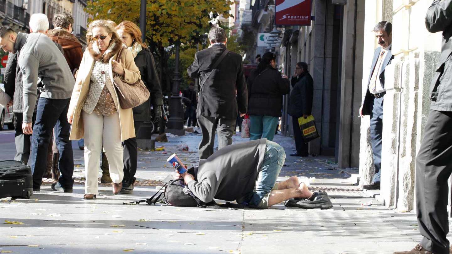 Un pobre pidiendo dinero en las calles de Madrid.
