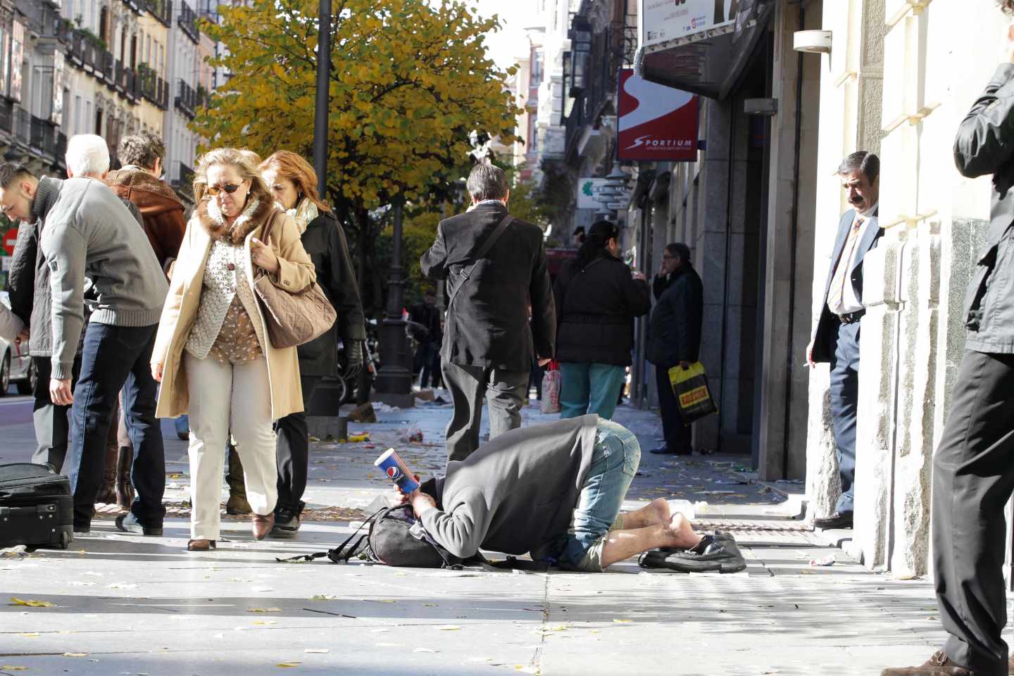 Un pobre pidiendo dinero en las calles de Madrid.