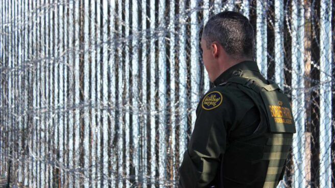 policia_frontera_estados_unidos_mexico Policía en la frontera entre Estados Unidos y México.