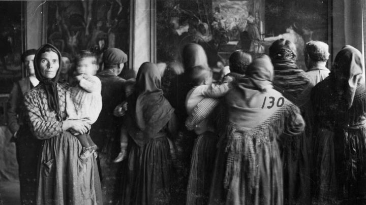 “Grupo de espectadoras ante una copia de , de Velázquez, Cebreros, Ávila, 13-17 de noviembre de 1932” Madrid, Archivo fotográfico de la Residencia de Estudiantes.