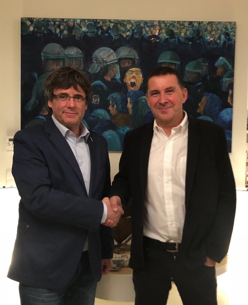 Carles Puigdemont y Arnaldo Otegi.