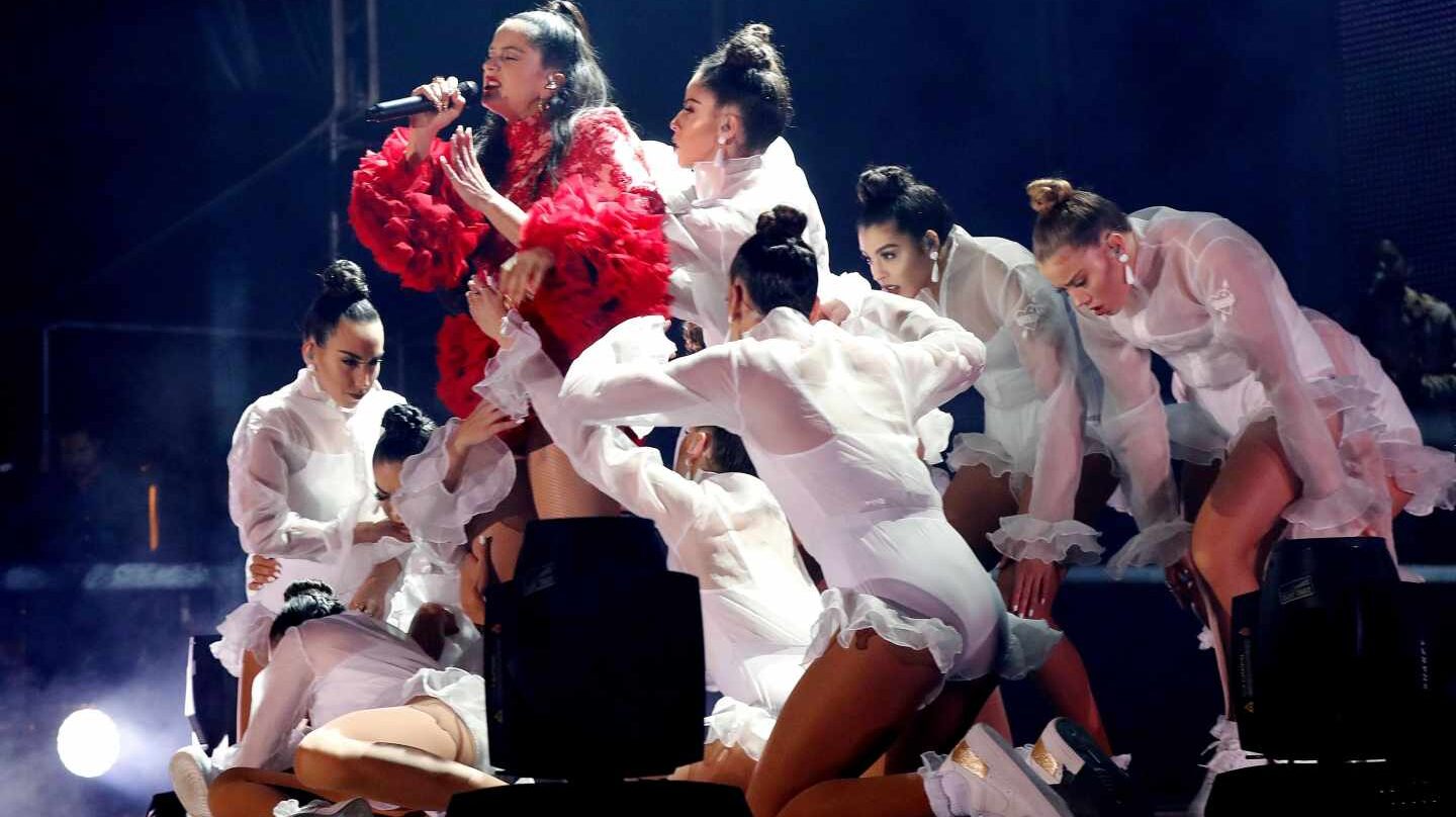 Rosalia y el cuerpo de bailarinas en el concierto de Madrid del 31 de octubre.