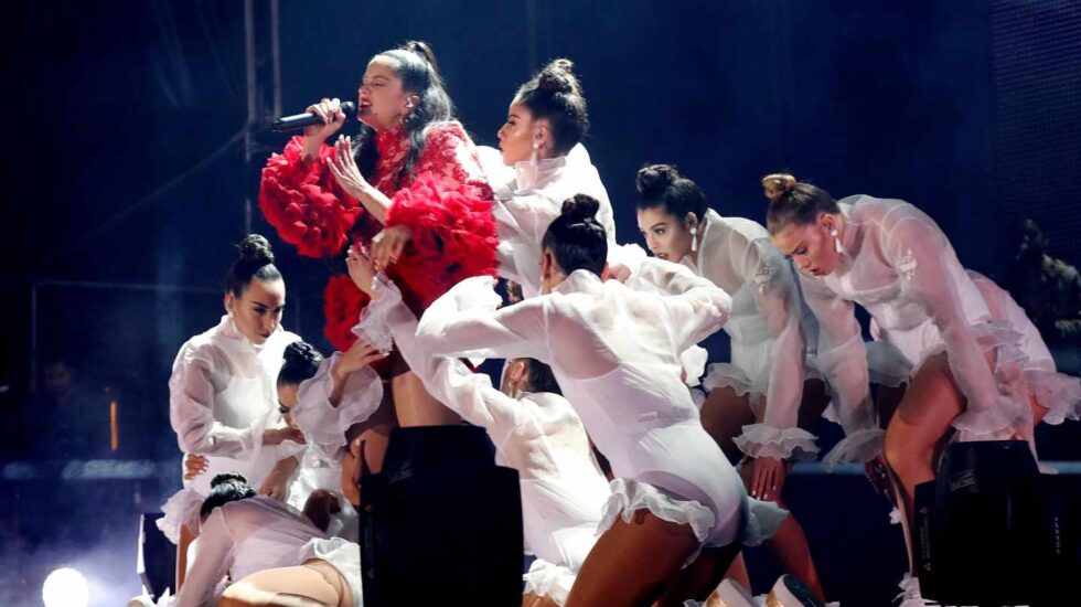 Rosalia y el cuerpo de bailarinas en el concierto de Madrid del 31 de octubre.