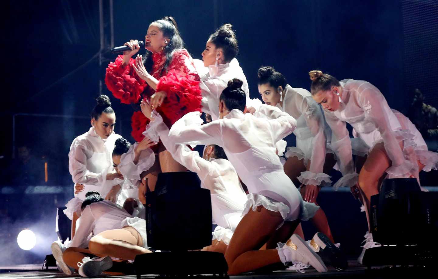 Rosalia y el cuerpo de bailarinas en el concierto de Madrid del 31 de octubre.