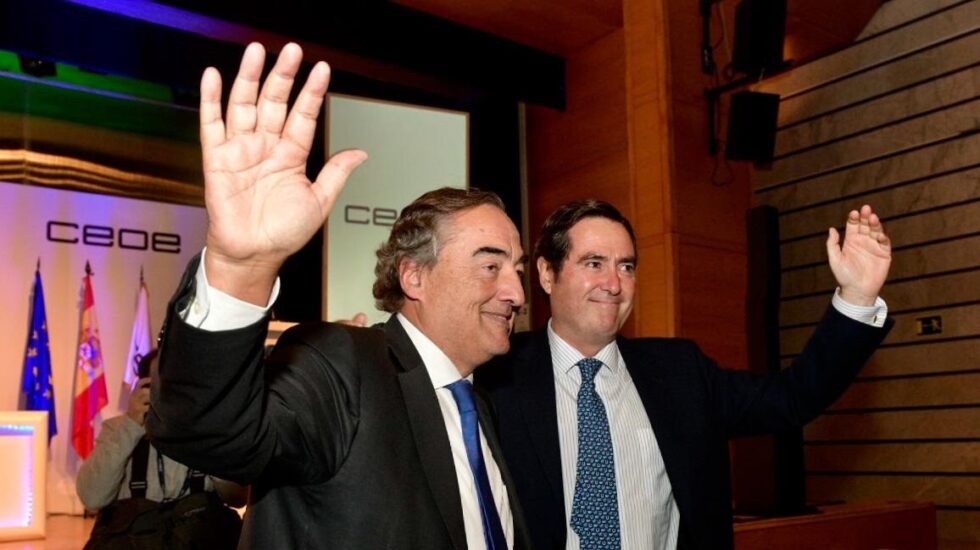 El ex presidente de CEOE, Juan Rosell, (izquierda) y su sucesor, Antonio Garamendi, (derecha).