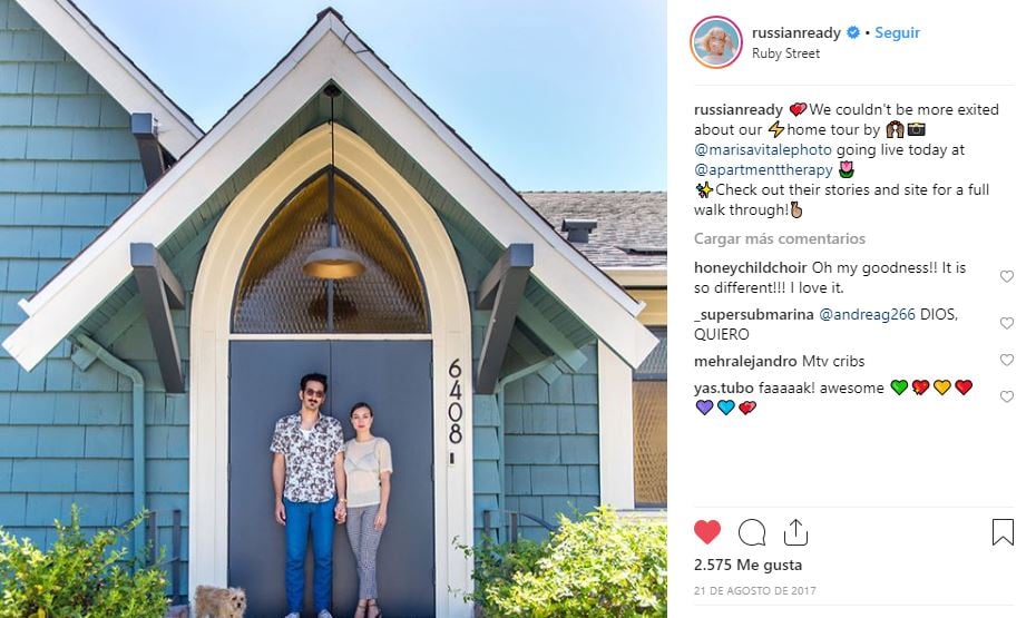 Lourdes Hernández (Russian Red), junto a su actual pareja a las puertas de la iglesia reformado que alquilan para bodas y eventos.