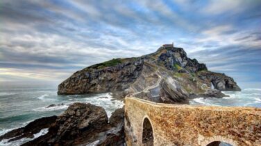 Muere el exalcalde de Valladolid, Tomás Rodríguez Bolaños, en las escalinatas de San Juan de Gaztelugatxe