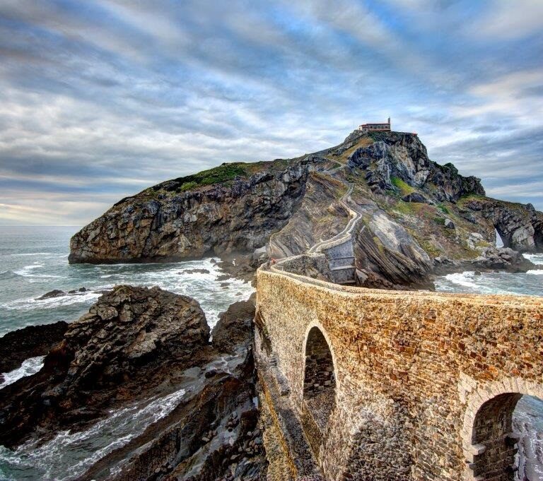 Muere el exalcalde de Valladolid, Tomás Rodríguez Bolaños, en las escalinatas de San Juan de Gaztelugatxe