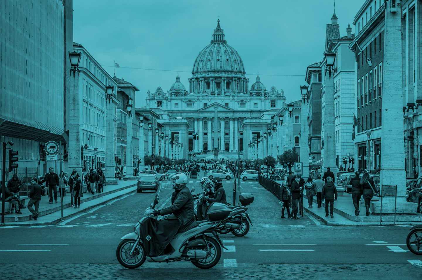 Vista de la Plaza y la Basílica de San Pedro, en la Ciudad del Vaticano.