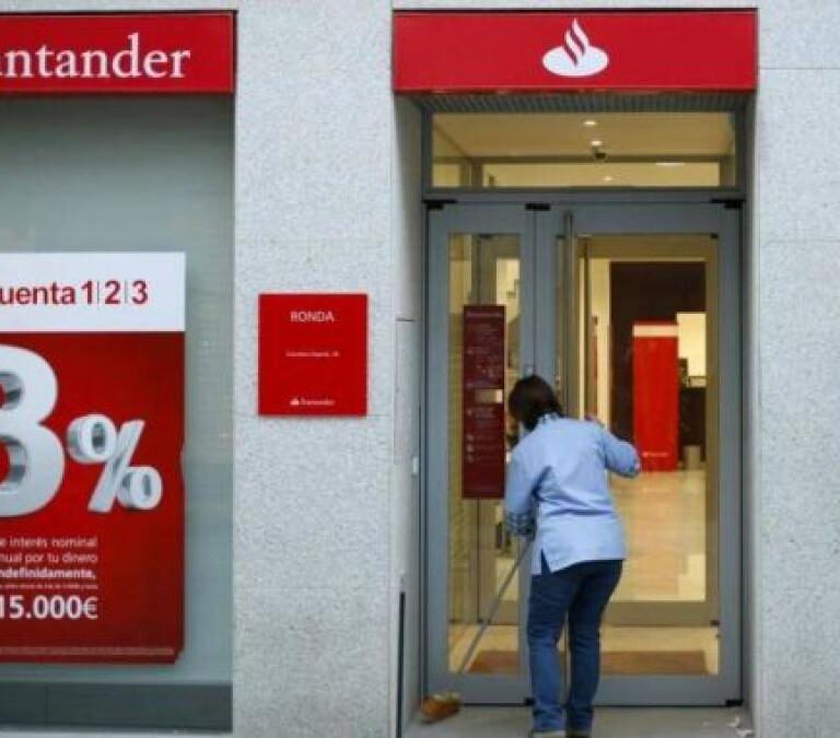Multa de 4,5 millones a Santander "por no actuar en el interés óptimo de sus clientes"