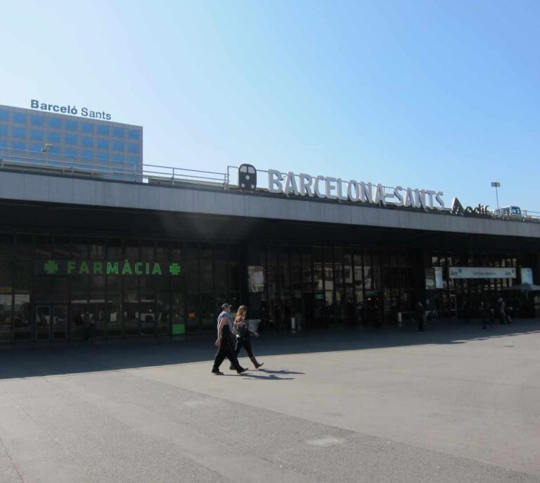 Desalojan dos trenes del AVE por un paquete sospechoso en la Estación de Sants en Barcelona