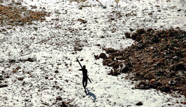sentinelese Un miembro de la tribu de la Isla Sentinel del Norte ataca con un arco a la avioneta que sobrevoló la isla en 2004 para comprobar los efectos del gran tsunami.