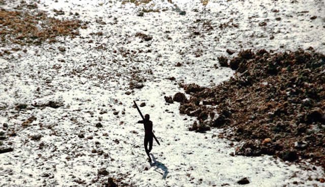 Un miembro de la tribu de la Isla Sentinel del Norte ataca con un arco a la avioneta que sobrevoló la isla en 2004 para comprobar los efectos del gran tsunami.