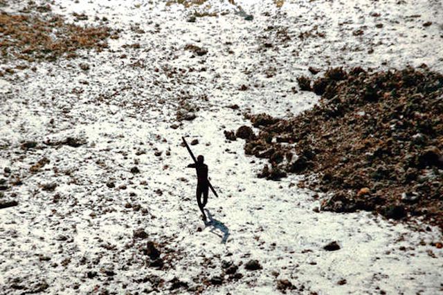 Un miembro de la tribu de la Isla Sentinel del Norte ataca con un arco a la avioneta que sobrevoló la isla en 2004 para comprobar los efectos del gran tsunami.