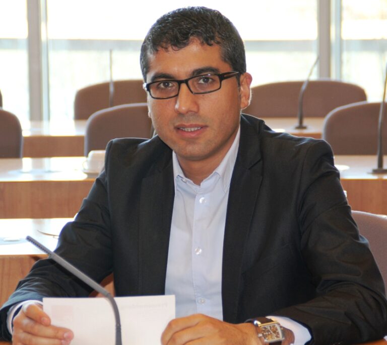 Un diputado de origen kurdo salva la vida en el Parlamento a un asesor del partido ultra AfD