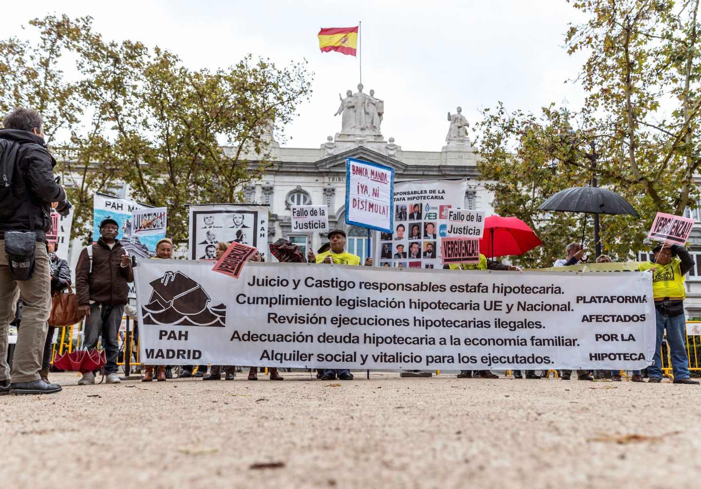 Tres jueces del TS apoyan anular el fallo de las hipotecas que hizo ganar a la banca