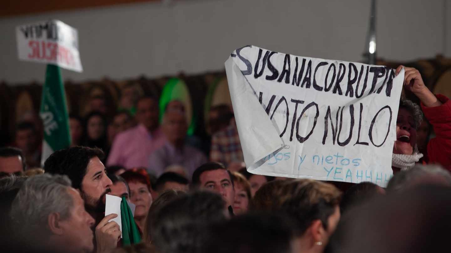 Pancarta contra Susana Díaz en el mitin de Chiclana.