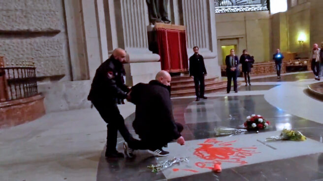 Patrimonio refuerza la seguridad en el Valle de los Caídos tras la pintada a la tumba de Franco Enrique Tenreiro es interceptado por un vigilante de seguridad del Valle de los Caídos tras pintar la tumba de Franco.