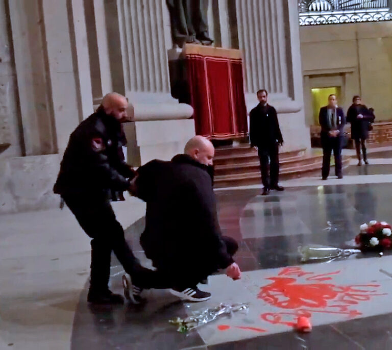 Absuelto el artista que pintó en la tumba de Franco en el Valle de los Caídos