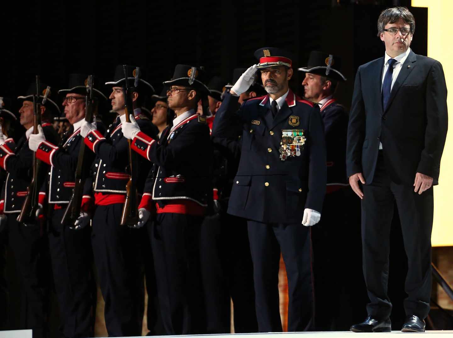 Josep Lluís Trapero, en gesto de saludo junto al ex 'president' Carles Puigdemont en la Diada 2017.