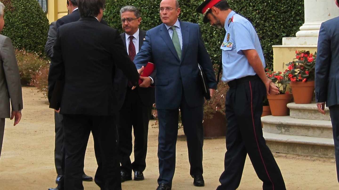 Enric Millo, Pérez de los Cobos, Trapero y Puigdemont (de espaldas), antes de la reunión preparatoria de seguridad en vísperas del 1-O.