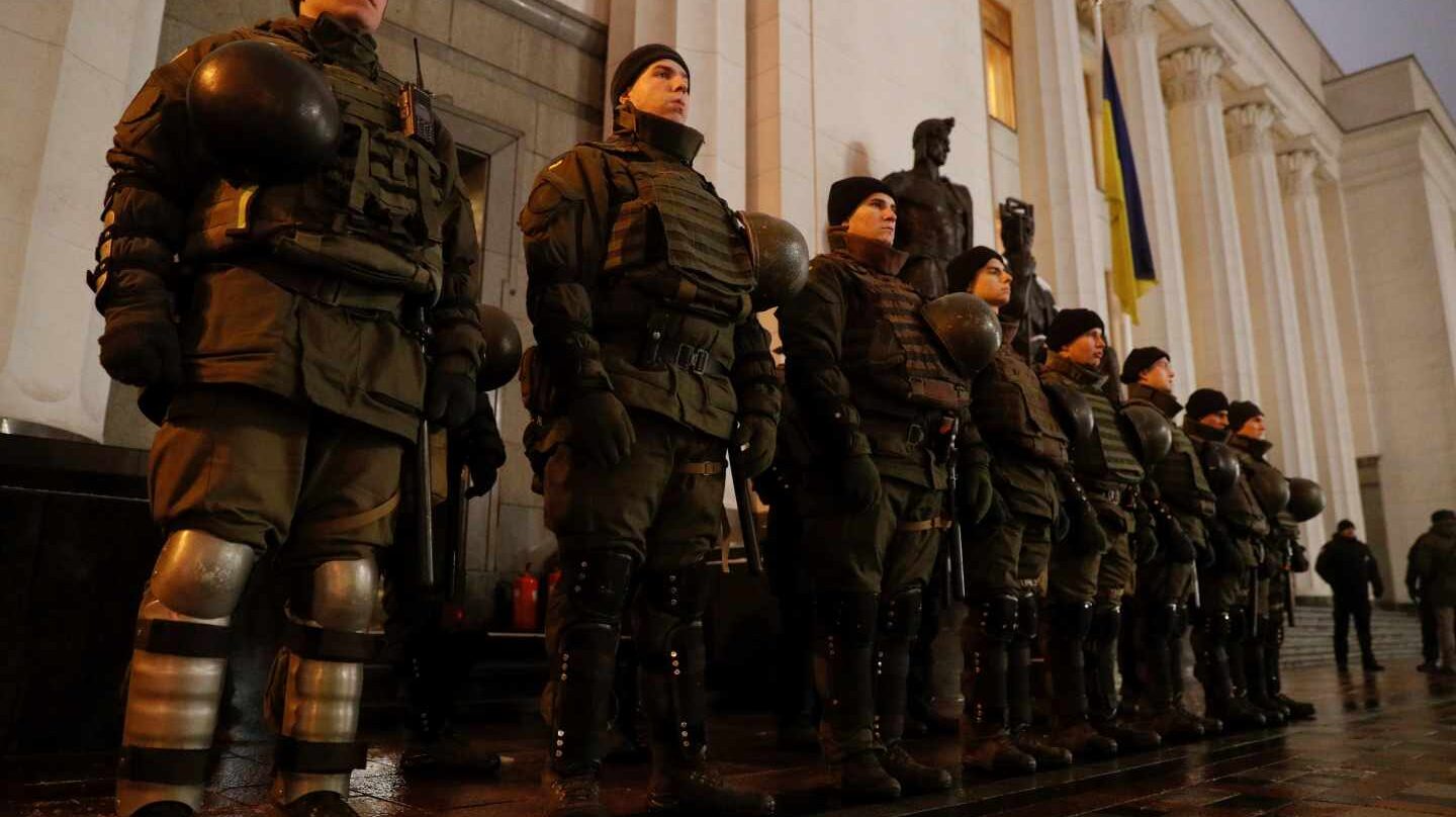 Militares forman frente al Parlamento este lunes, 26 de noviembre, en Kiev.