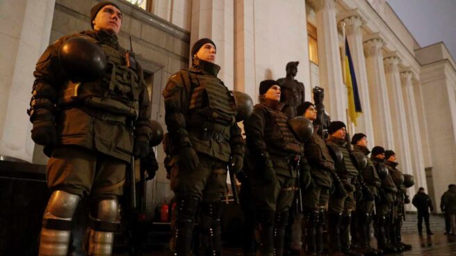 Militares forman frente al Parlamento este lunes, 26 de noviembre, en Kiev.