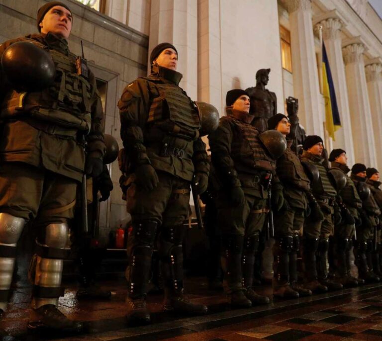 Ucrania impone la ley marcial y avanza hacia el enfrentamiento con Rusia