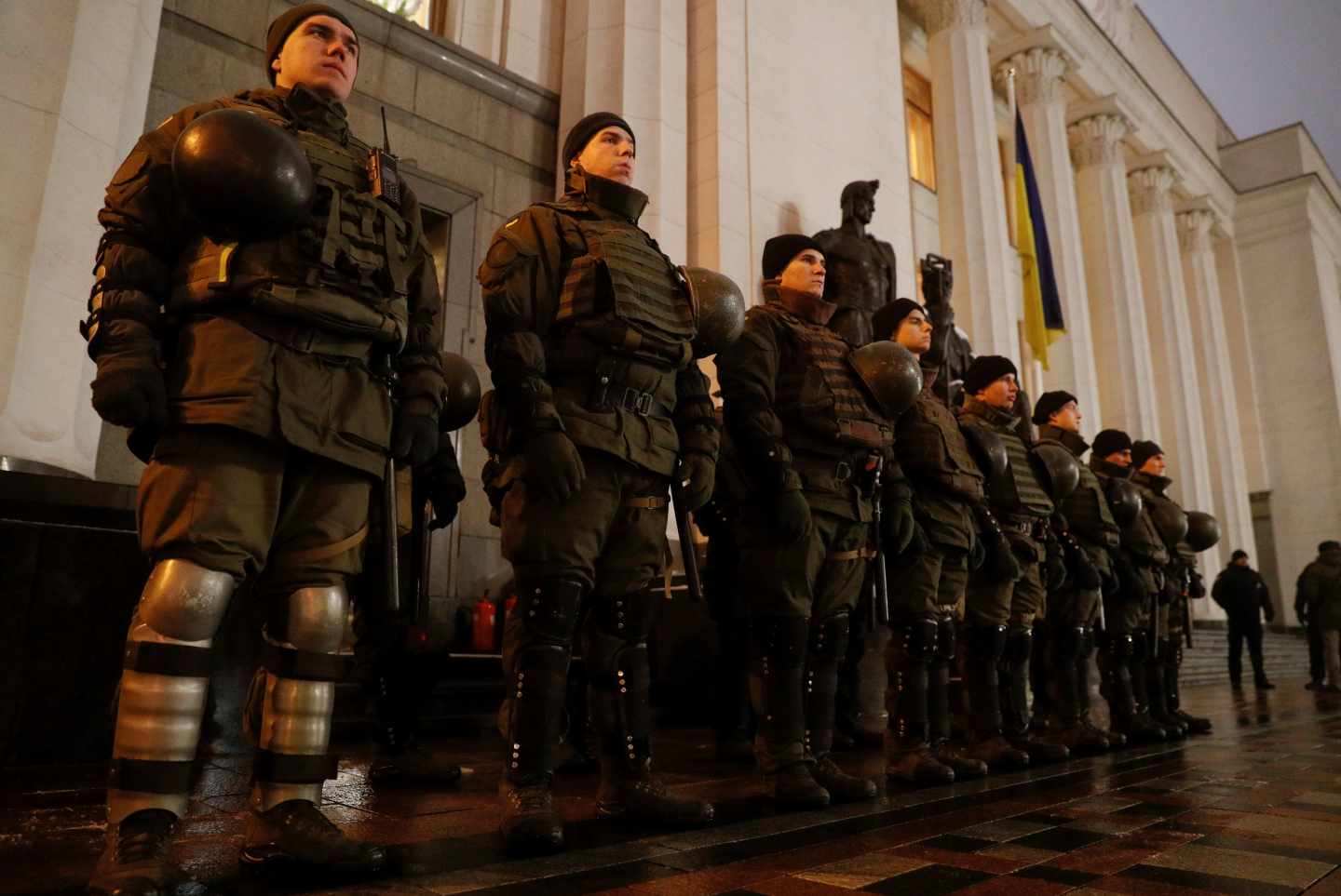Militares forman frente al Parlamento este lunes, 26 de noviembre, en Kiev.