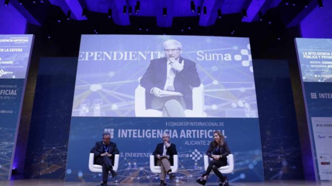 Andrés Pedreño, Casimiro García-Abadillo y Nuria Oliver, en el I Congreso Internacional de Inteligencia Artificial, celebrado en Alicante.