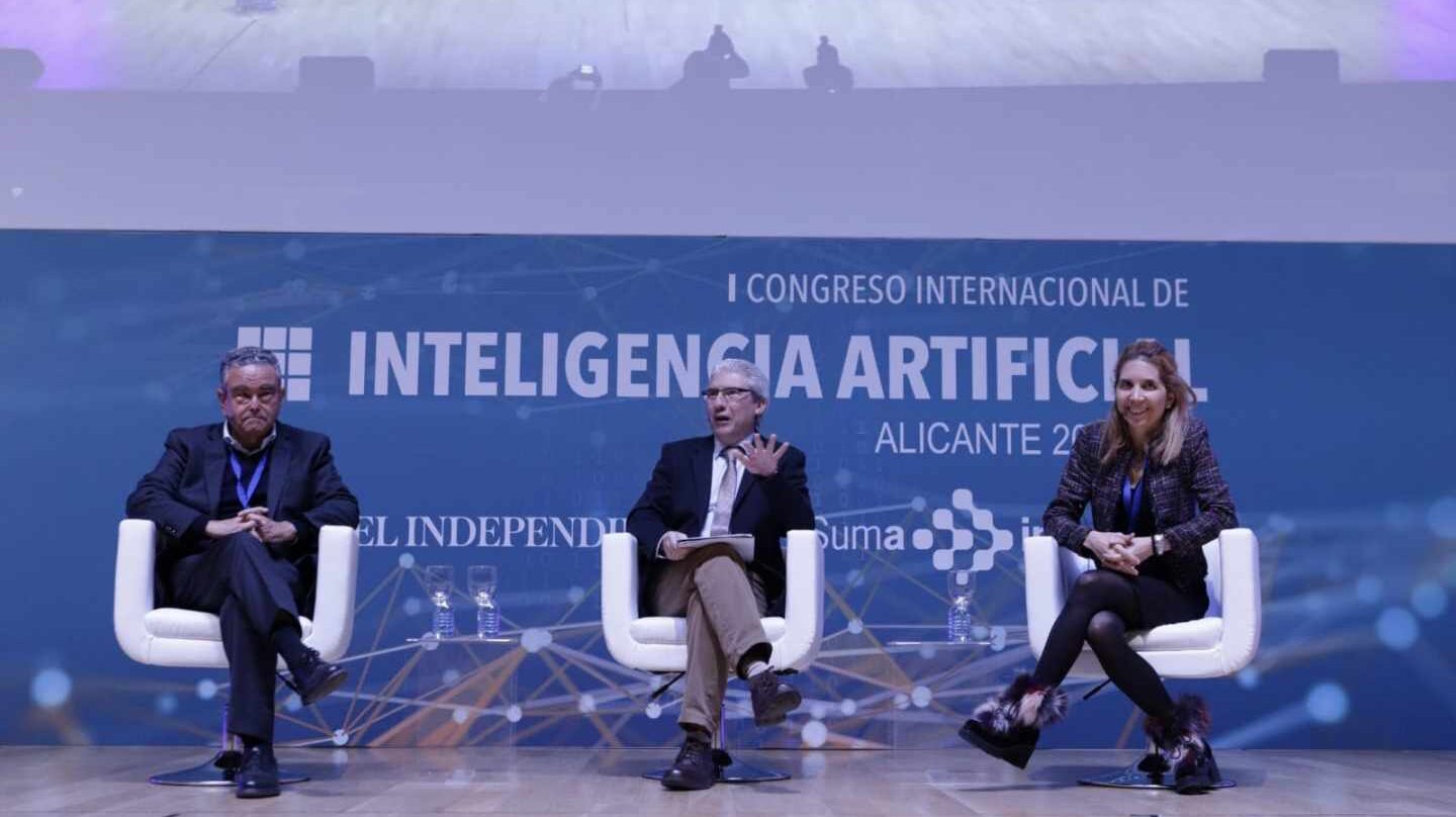 Andrés Pedreño, Casimiro García-Abadillo y Nuria Oliver, en el I Congreso Internacional de Inteligencia Artificial, celebrado en Alicante.