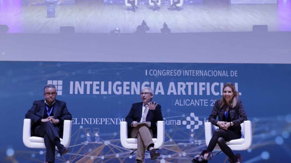 Andrés Pedreño, Casimiro García-Abadillo y Nuria Oliver, en el I Congreso Internacional de Inteligencia Artificial, celebrado en Alicante.