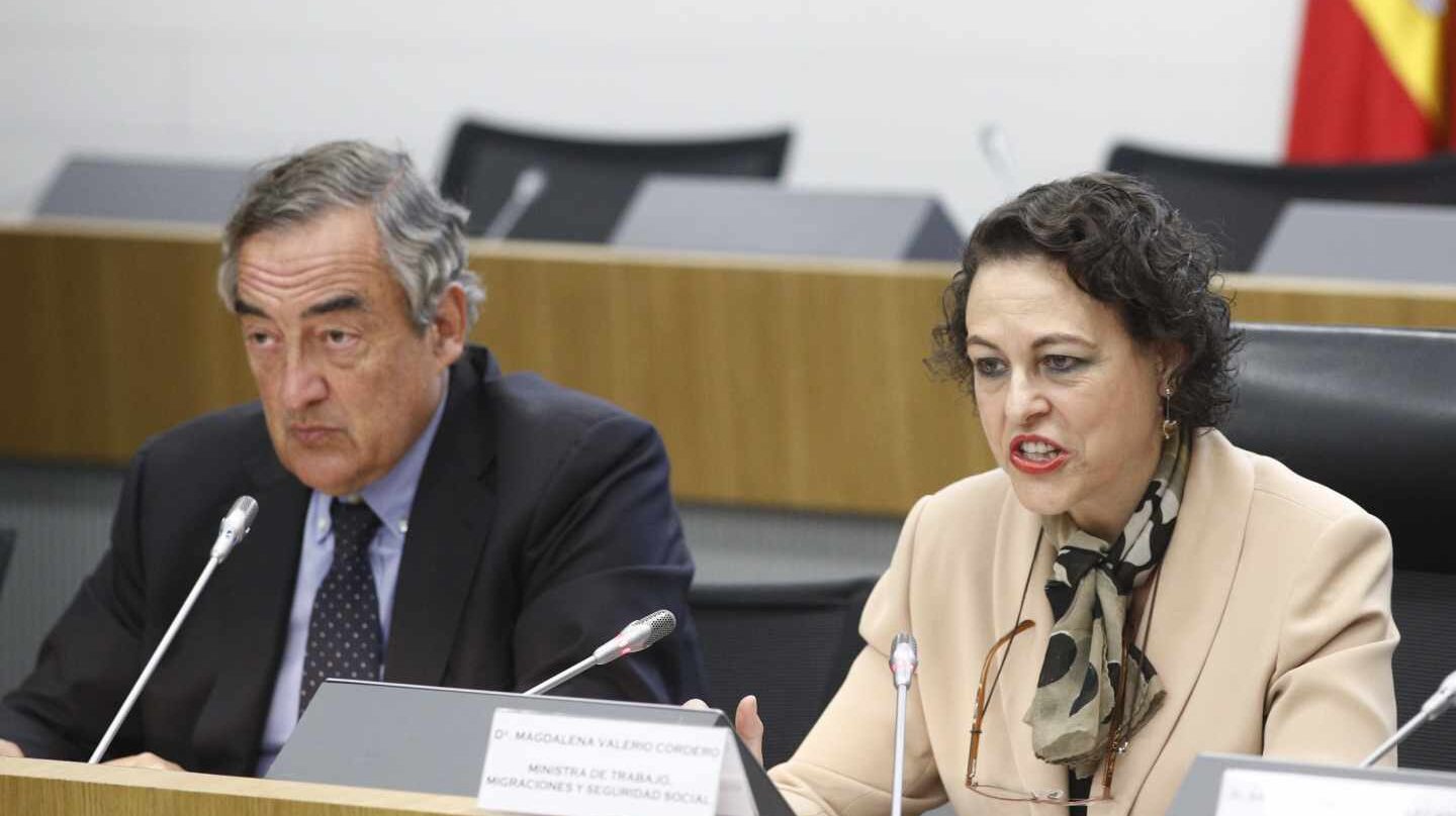 La ministra de Trabajo, Magdalena Valerio, en un acto junto al presidente de la CEOE, Juan Rosell.