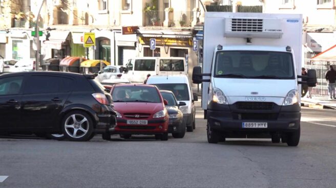 Calles saturadas de coches en el barrio madrileño de Ventas, junto a la M-30.