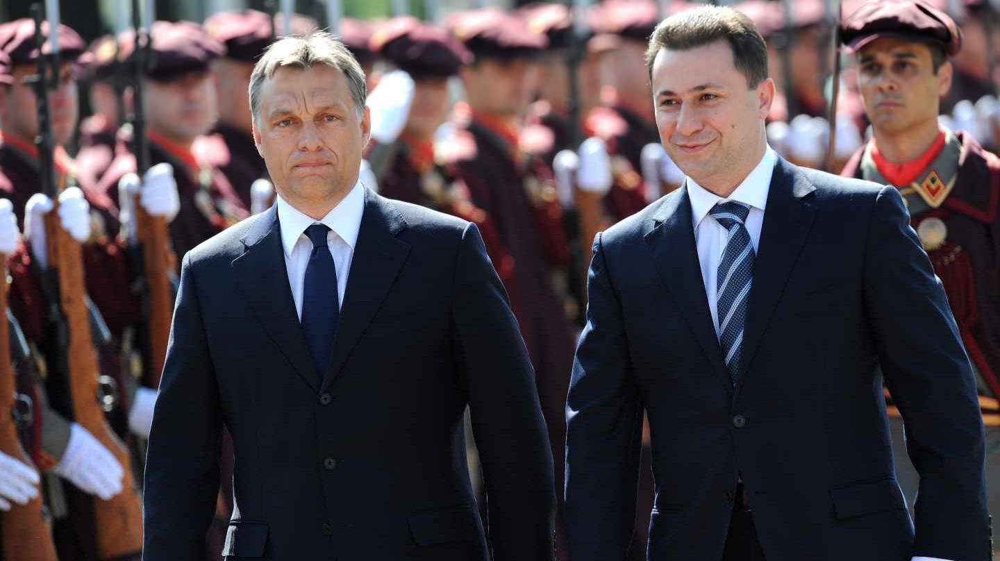 Viktor Orbán (i) y Nikola Gruevski (d), durante un acto oficial cuando el ahora huido todavía era presidente de Macedonia.