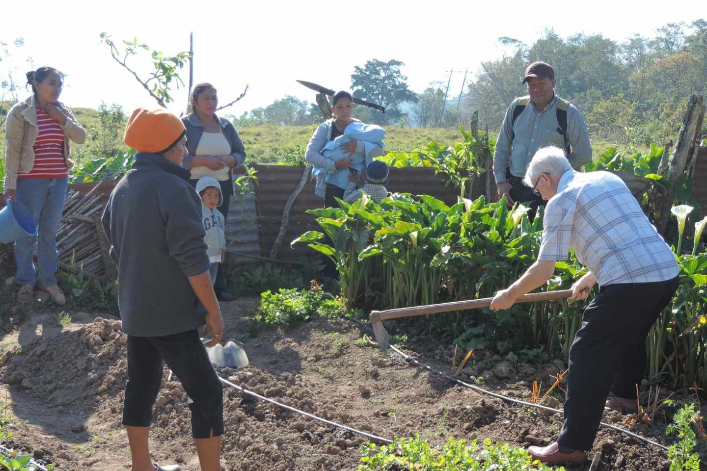 Rafael Pozo, con una de las familias que explotarán un huerto familiar.