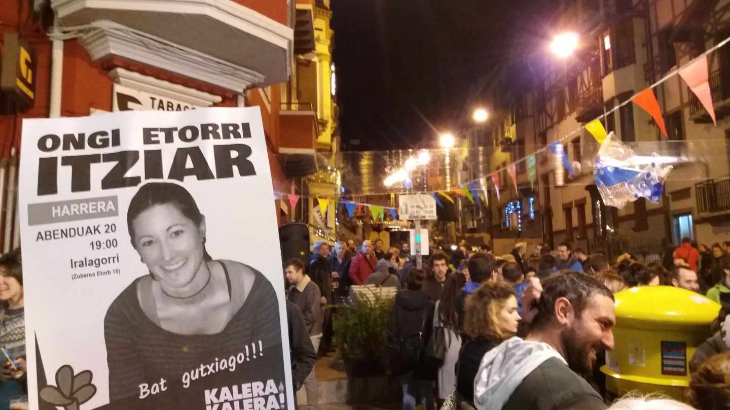 Decenas de personas esperan la llegada de la presa de ETA, Itziar Plaza.