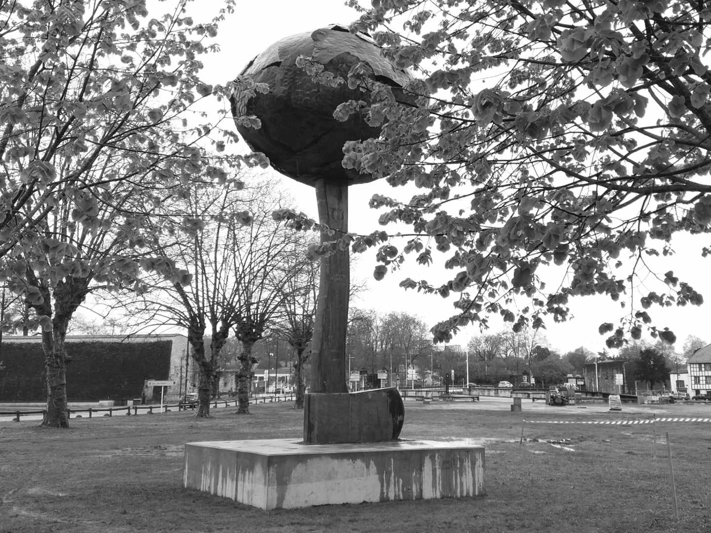 Escultura de Koldobika Jauregi instalada en Bayona (Francia), días después retirada, que conmemora el final de ETA.