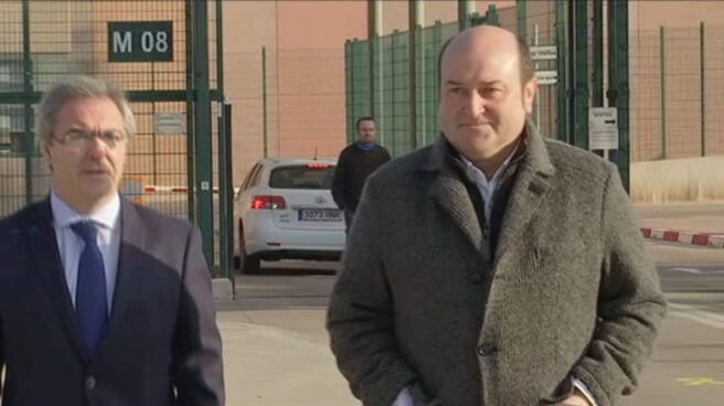 Ortuzar abre paso a Sánchez y visita a los presos en huelga de hambre