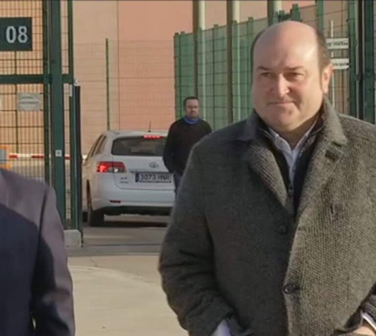Ortuzar abre paso a Sánchez y visita a los presos en huelga de hambre