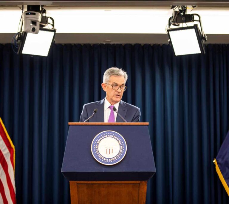 La Fed resiste la presión de Trump y del mercado y eleva tipos pese a la ralentización