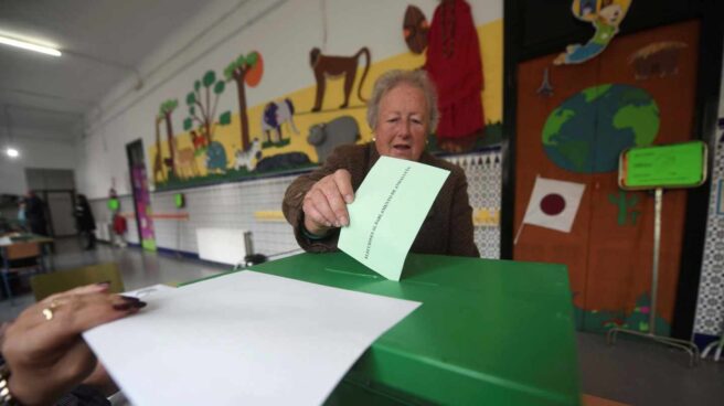 Una mujer deposita su voto en el colegio Colón en Córdoba.. Una mujer deposita su voto en el colegio Colón en Córdoba..
