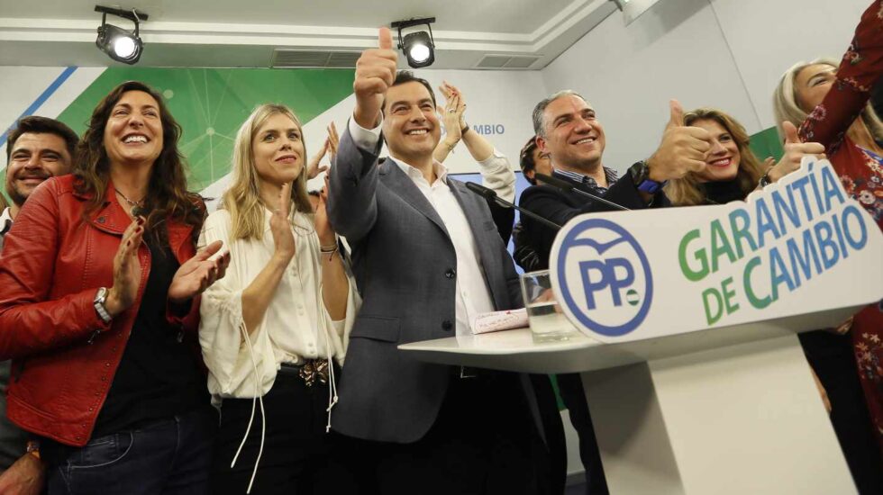 Moreno Bonilla, junto a su mujer y compañeros más cercanos, sonríe en la noche de este domingo tras conocerse el hundimiento del PSOE.