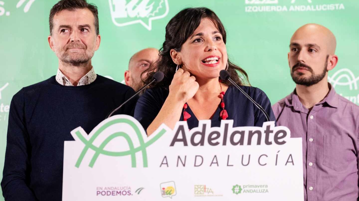 Antonio Maillo, de IU-Andalucía, la candidata de Adelante Andalucía, Teresa Rodríguez, y Pablo Pérez Ganfornina, secretario de Comunicación de Podemos Andalucía.