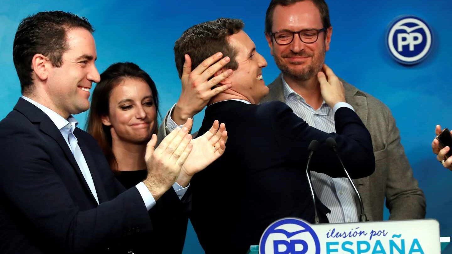 Casado celebrando con su comité ejecutivo los resultados en Andalucía