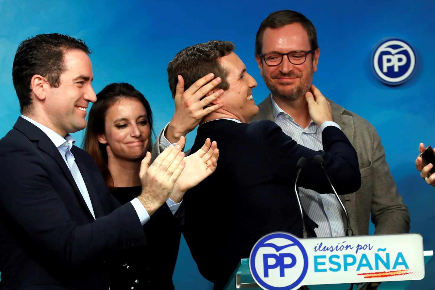 Casado celebrando con su comité ejecutivo los resultados en Andalucía